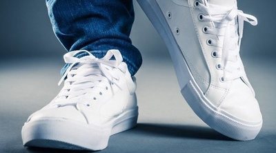 Zapatillas blancas, el complemento que todo hombre necesita