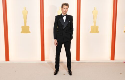 Austin Butler lleva un traje de Saint Laurent