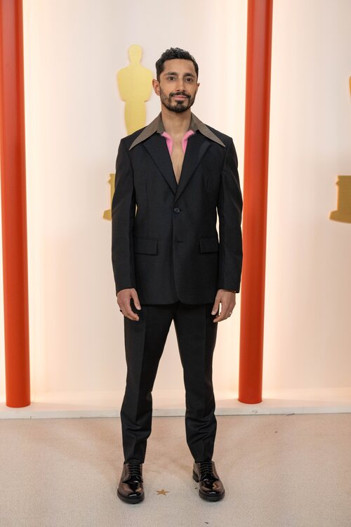 Riz Ahmed lleva un traje de Prada