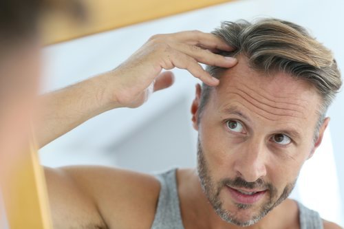 Puedes preocuparte por tener canas, e incluso puedes intentar prevenirlas. ¡Pero no te las arranques!