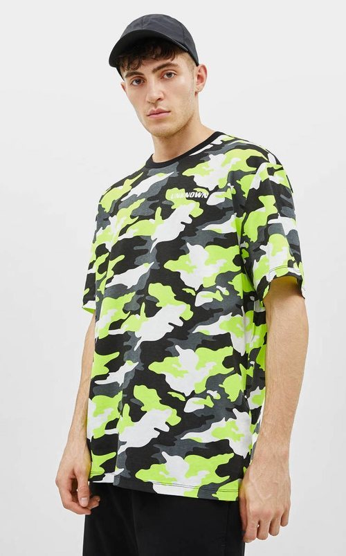 Camiseta con estampado fosforito de camuflaje de Bershka.