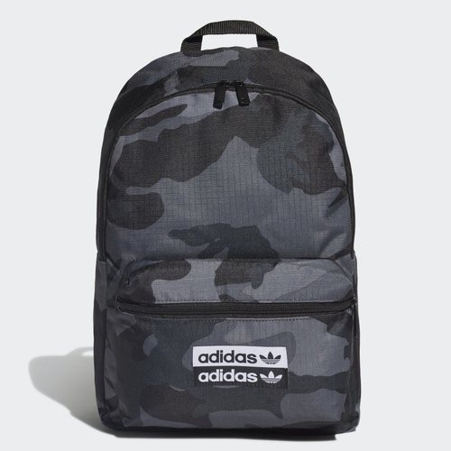 Mochila con estampado de camuflaje de Adidas.