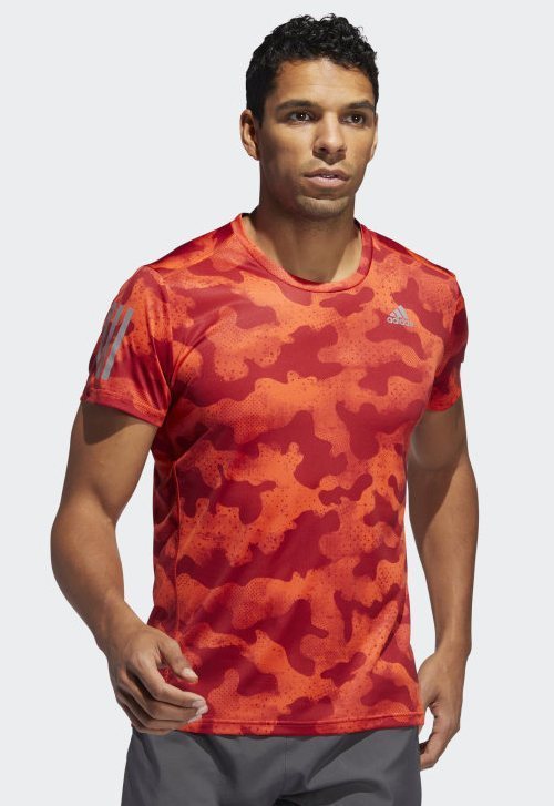 Camiseta urban en camuflaje rojo de Adidas.