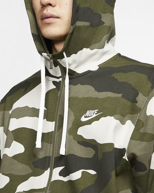 Sudadera con capucha y cremarella 'camo' de Nike.