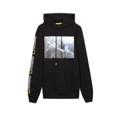 Sudadera negra National Geographic x Bershka