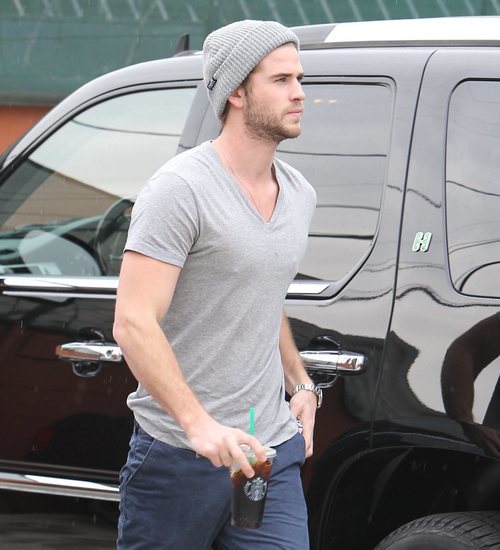 Liam Hemsworth con gorro de lana clásico.