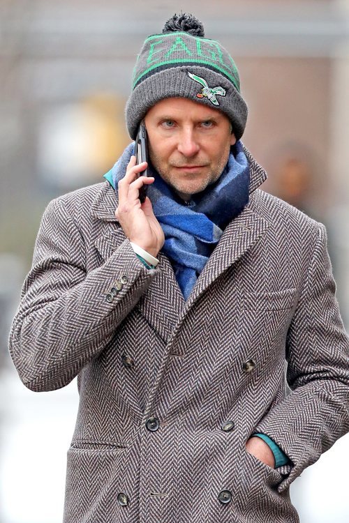 Bradley Cooper con beanie de los Eagles.