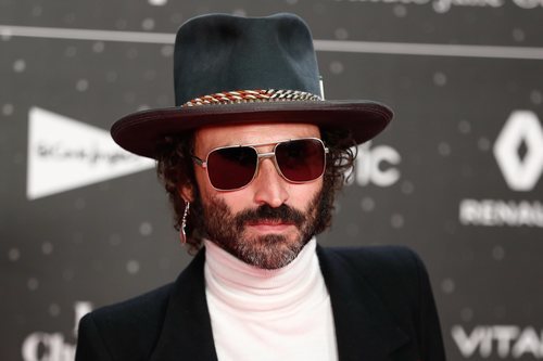 El cantante Leiva con sombrero en la alfombra roja.