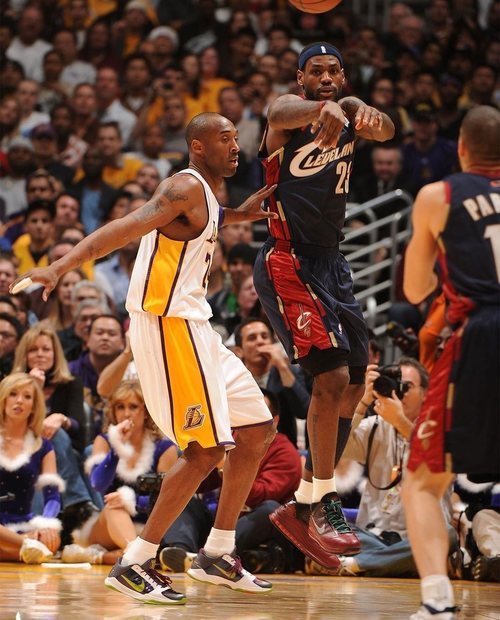 Las zapatillas de LeBron en el partido de 2009.