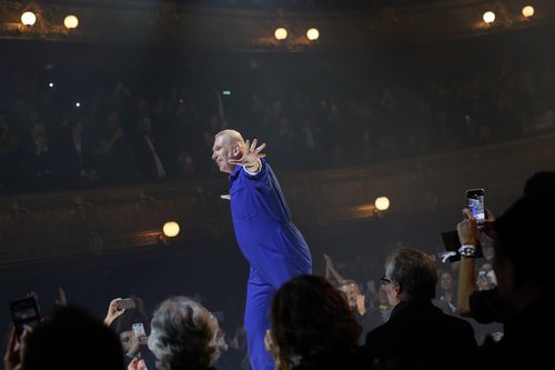 Jean Paul Gaultier ha recibido una merecida ovación en su último desfile.