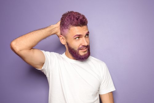 Teñirse la barba del mismo color que el pelo es tendencia.