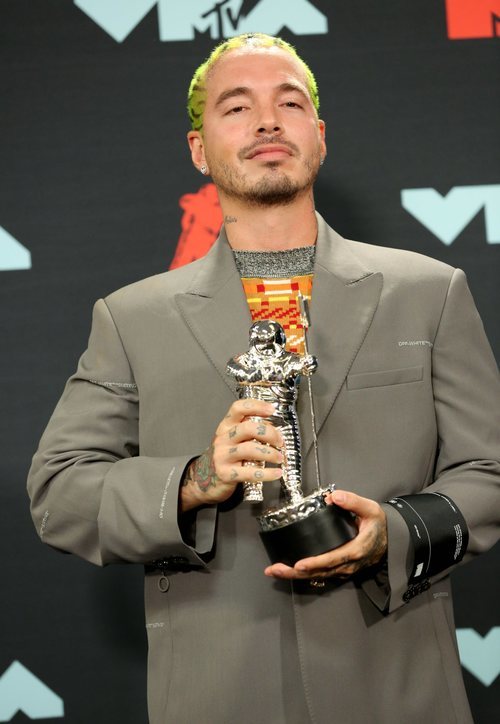 J Balvin apuesta por los tintes bicolor, aunque su estilo es el animal print.