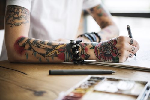 Los prejuicios sobre los tatuajes han disminuido.