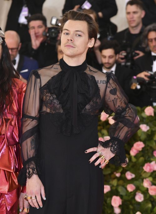 Harry Styles apostó por pintarse las uñas en la Gala Met.