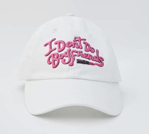 Gorra blanca 'I don't do boyfriends' Sex Education x Pull & Bear.