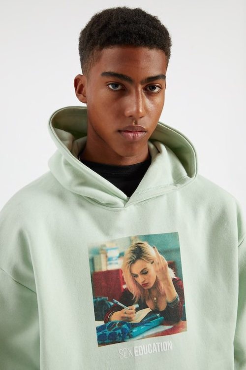 Sudadera verde Maeve Sex Education x Pull & Bear.