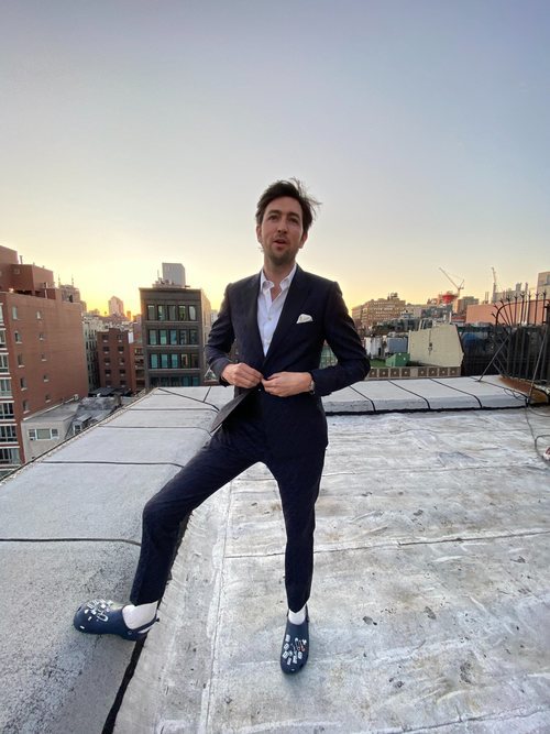 El tuxedo de Nicholas Braun, una maravilla. Pero sus crocs rozan la perfección.