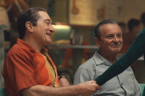 Podría ser una foto de nuestro abuelo, pero no, es Robert de Niro con una camisa bowling.