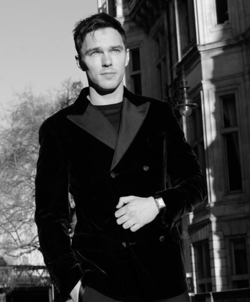 Nicholas Hoult llevaba un traje de Giorgio Armani y un reloj Jaeger-LeCoultre.