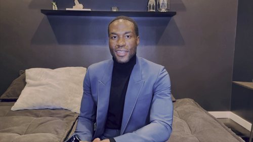 Yahya Abdul-Mateen II, o cómo vestir elegante de manera simple.