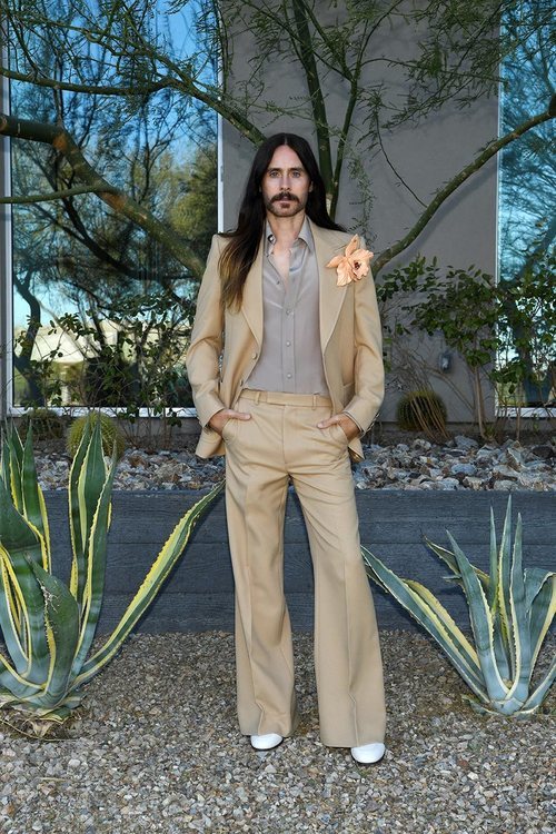 Jared Leto en su traje Gucci de camel y con su orquídea melocotón es todo lo que necesitamos.