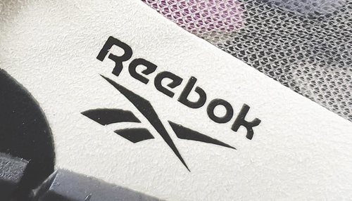 El emblema vectorial icónico de Reebok es una representación abstracta de la Union Jack o Bandera del Reino Unido.