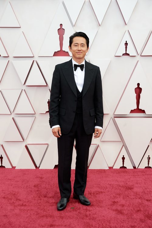 El tuxedo clásico de Gucci lo llevó esta vez Steven Yeun.