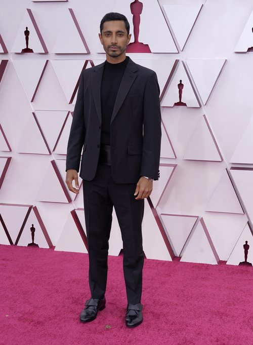 Riz Ahmed demostró que el total black sin camisa ni pajarita puede combinar a la perfección con un traje de Prada.