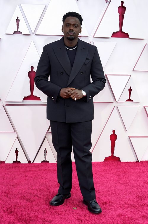 Daniel Kaluuya y su traje Bottega Veneta con un collar de perlas.