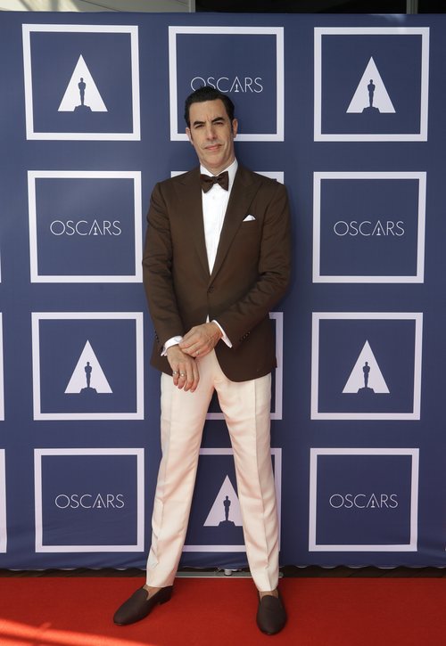 Sacha Baron Cohen volvió a ser uno de los mejor vestidos con su traje Ralph Lauren Purple Label.