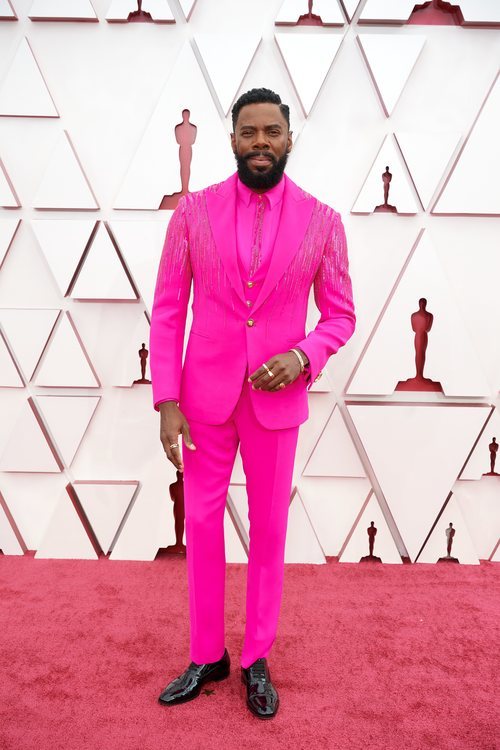 Colman Domingo no pasó desapercibo con su outfit rosa de Atelier Versace.