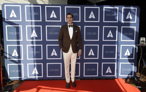 El look de Sacha Baron Cohen en los Oscar 2021.