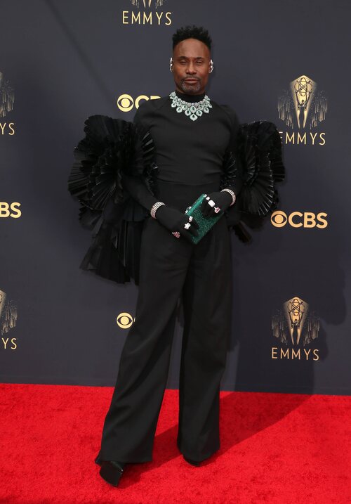 Billy Porter con un imponente outfit de Ashi Studio