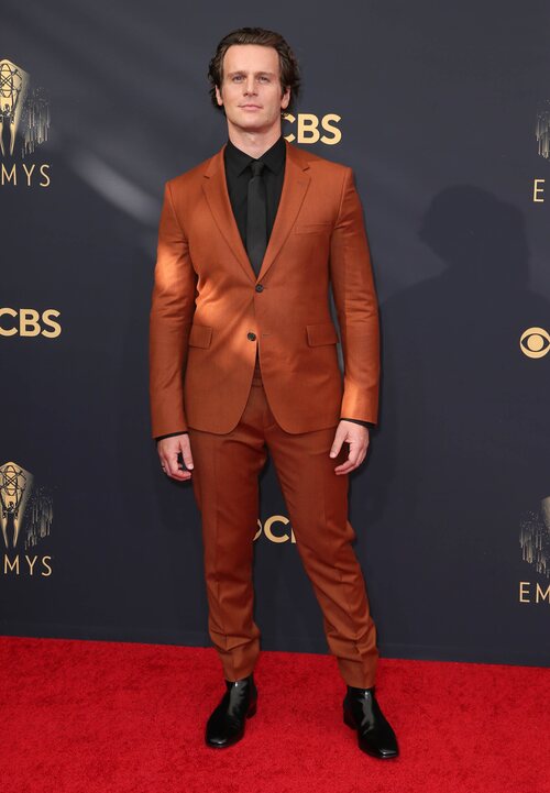 Jonathan Groff con un traje Paul Smith