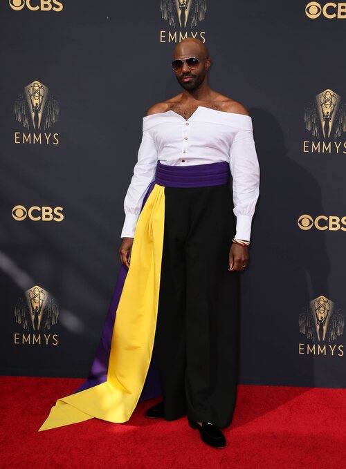 Carl Clemons-Hopkins con un outfit de Christian Siriano