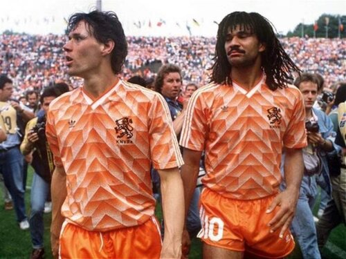 Van Basten y Gullit fueron los responsables de vestir una de las mayores perlas en cuanto a camisetas se refiere.