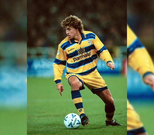 Hernán Crespo con la primera equipación del Parma 98/99