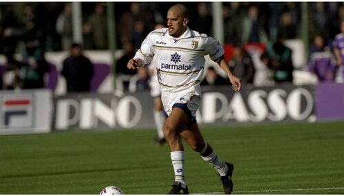 Sebastián Verón con la segunda equipación del Parma 98/99